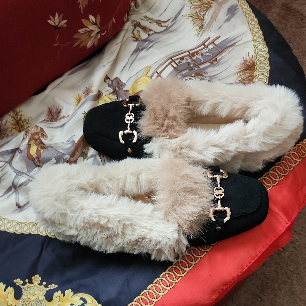 Elegant Fur Lined Luxury Mules With Gold Hardware - Picture 2 of 7